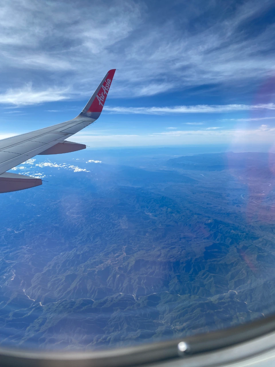 Widok z okna samolotu lot linią AirAsia