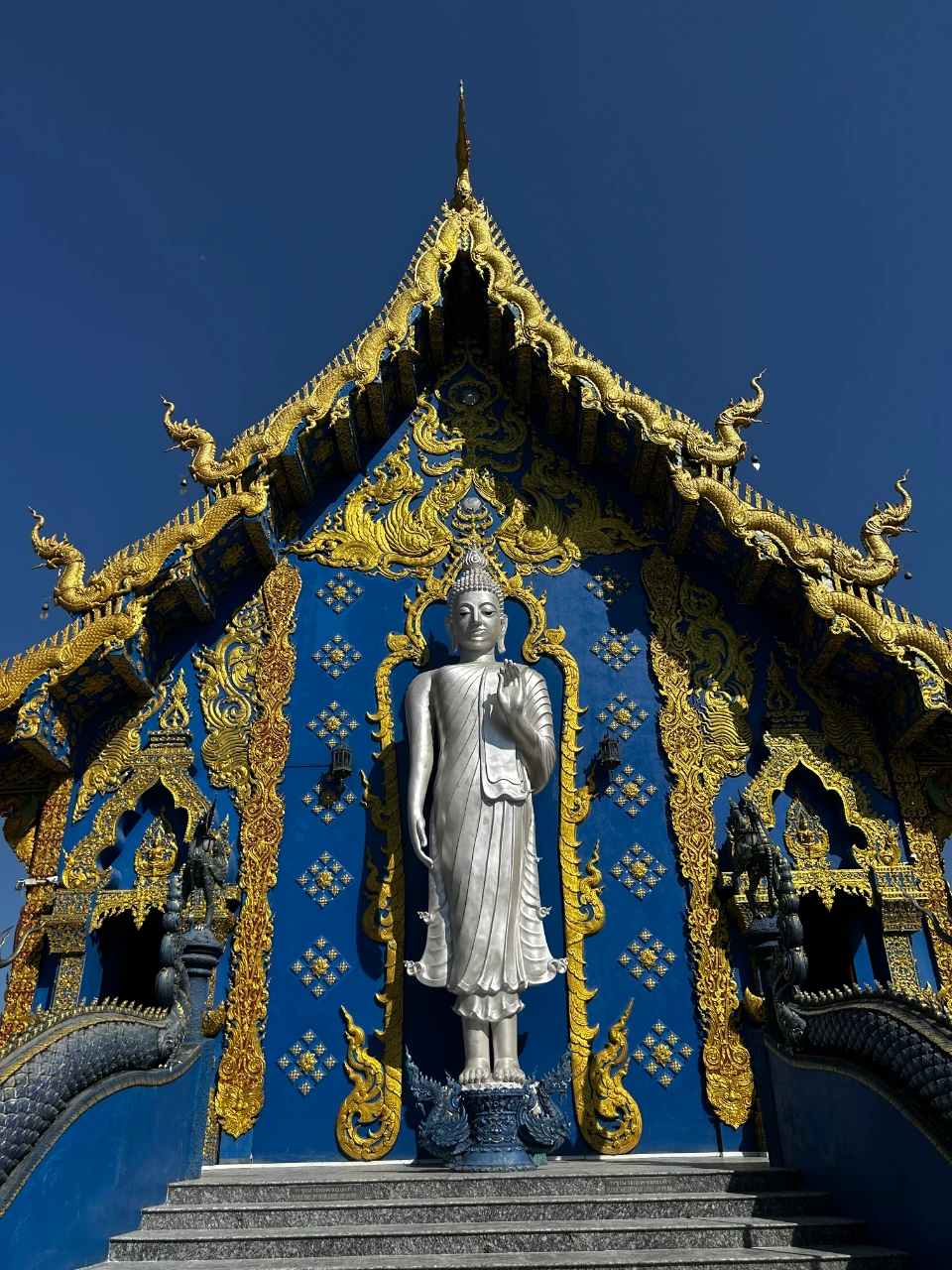 Rong Suea Ten Temple - blue temple Chiang Rai