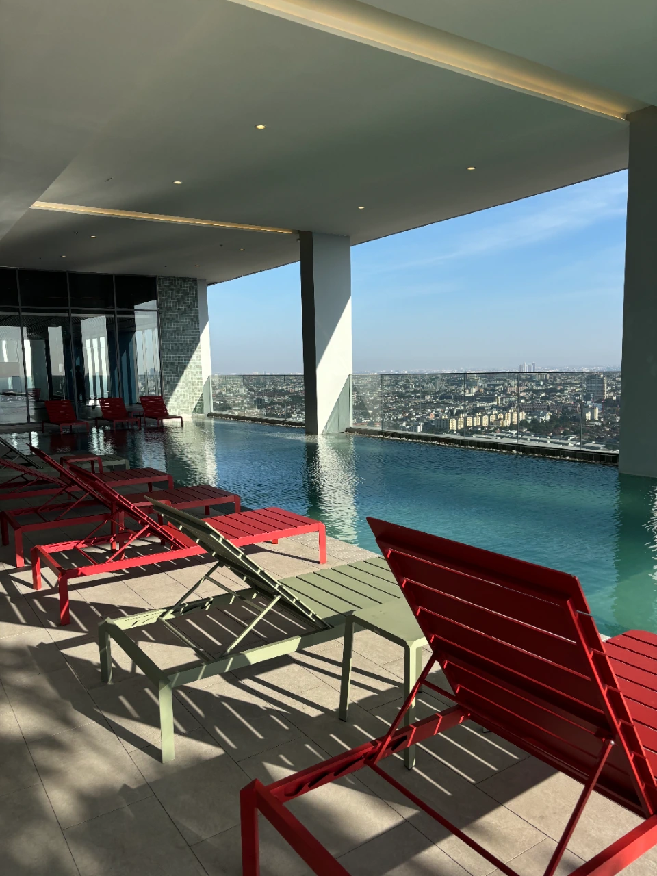 Dach hotelu z basenem i pięknym widokiem na Bangkok
