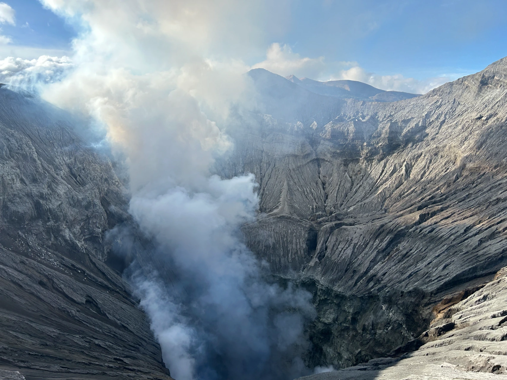 Dymiący się krater wulkanu Bromo