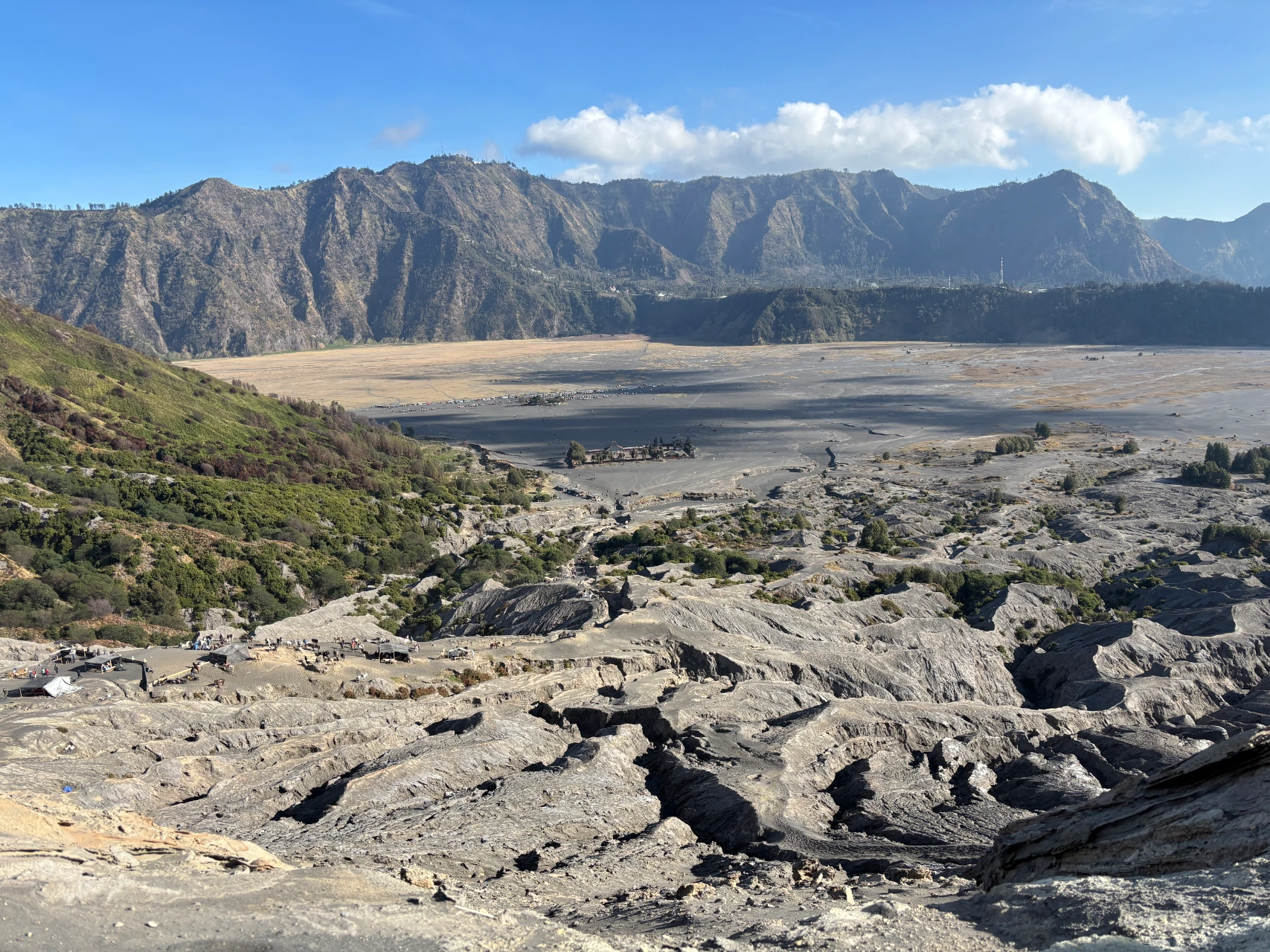 Widok z krateru Bromo na trasę do niego