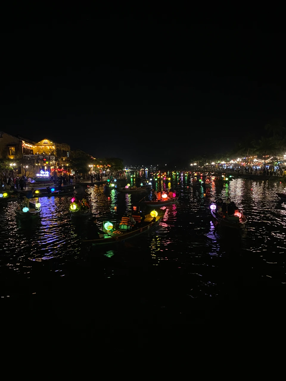 Lampiony puszczane na rzece w Hoi An w Wietnamie
