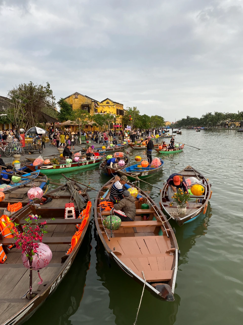 Hoi An rzeka i łódki z lampionami za dnia