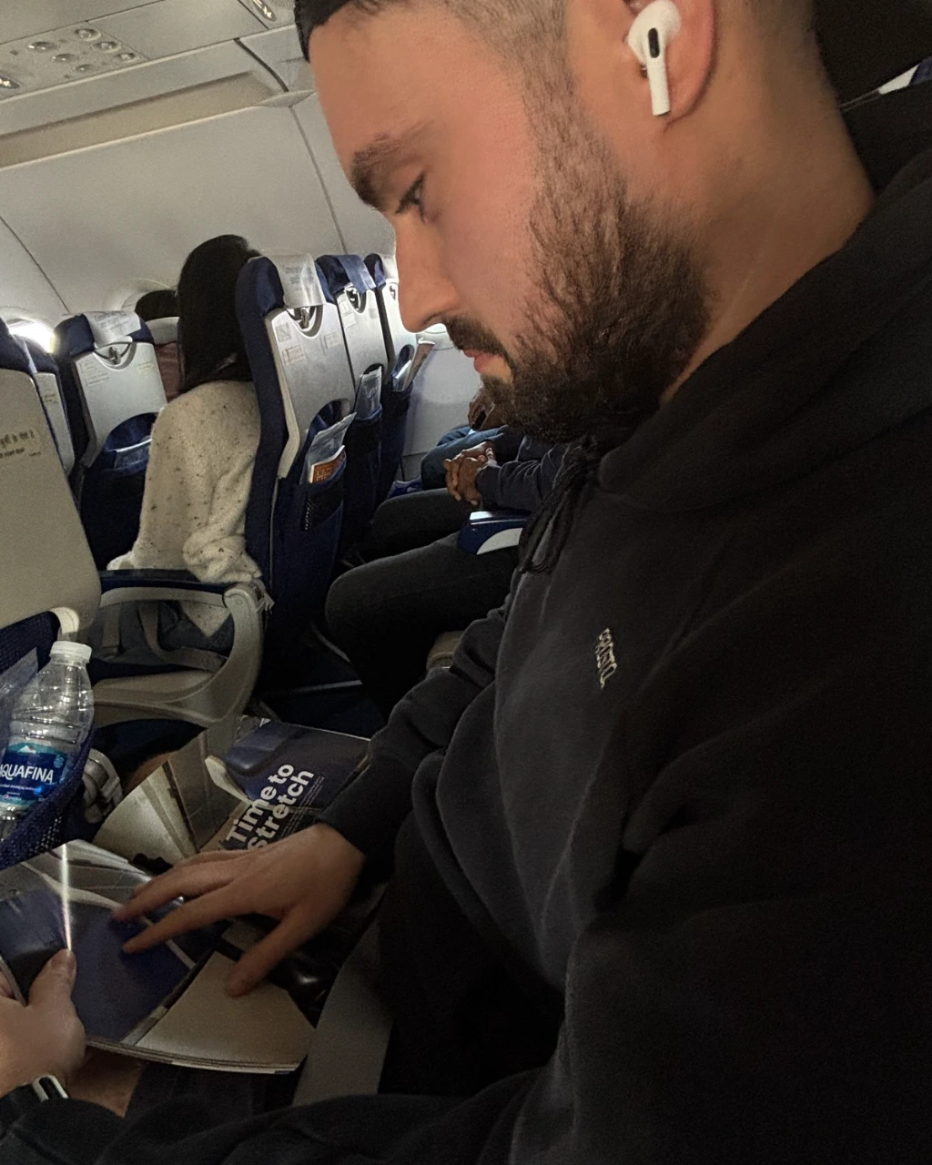 Pasażer w kabinie samolotu podczas długiego lotu do Azji