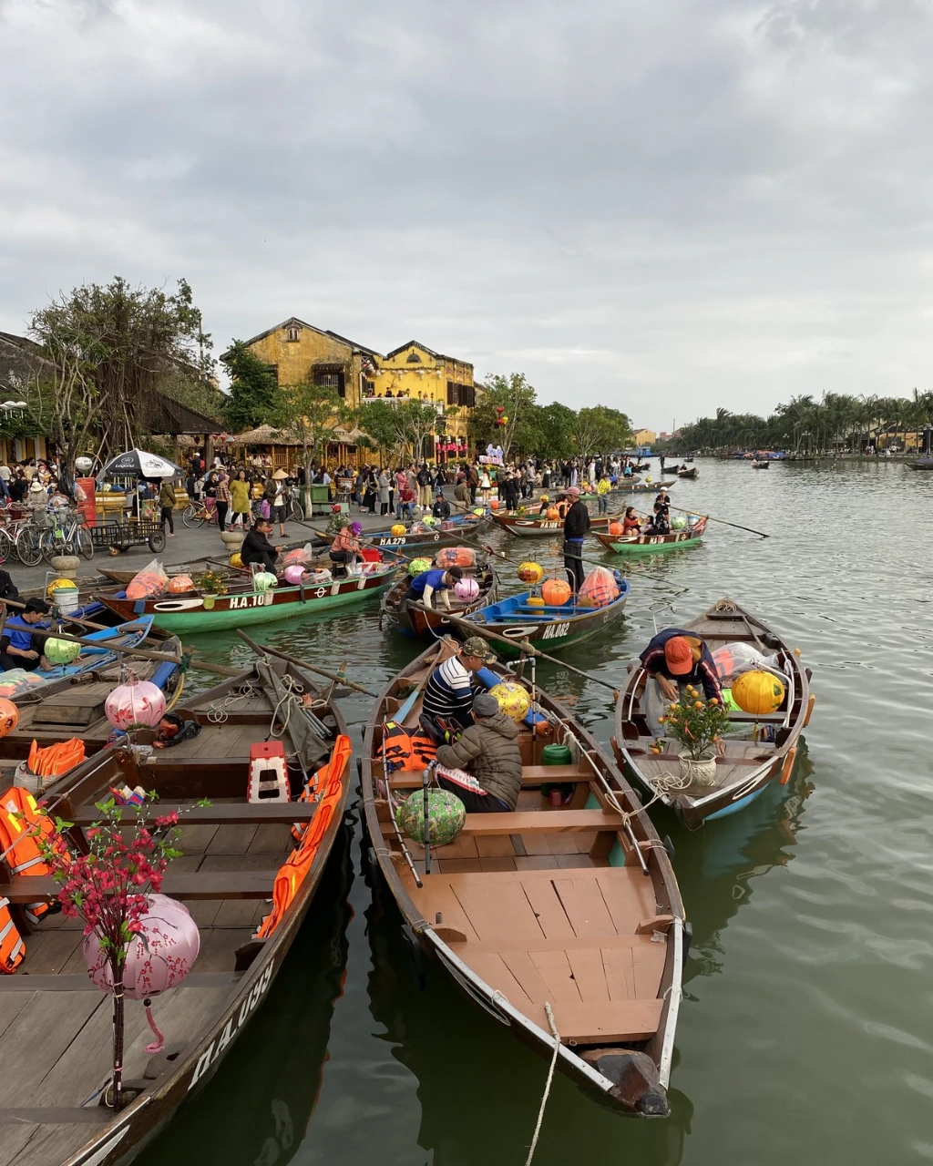 Łodzie z kolorowymi lampionami na rzece w Hoi An