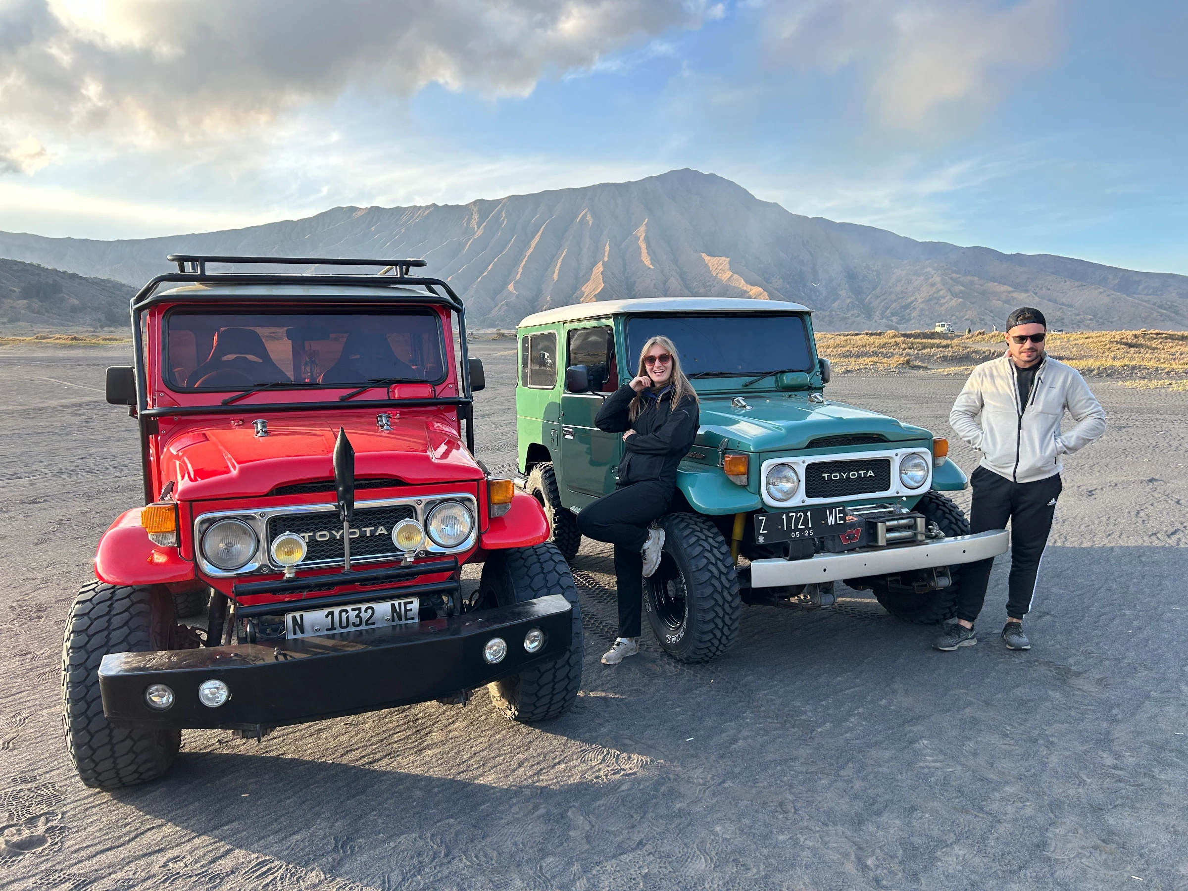 Na pierwszym planie dwa jeepy, a w tle wulkan Bromo